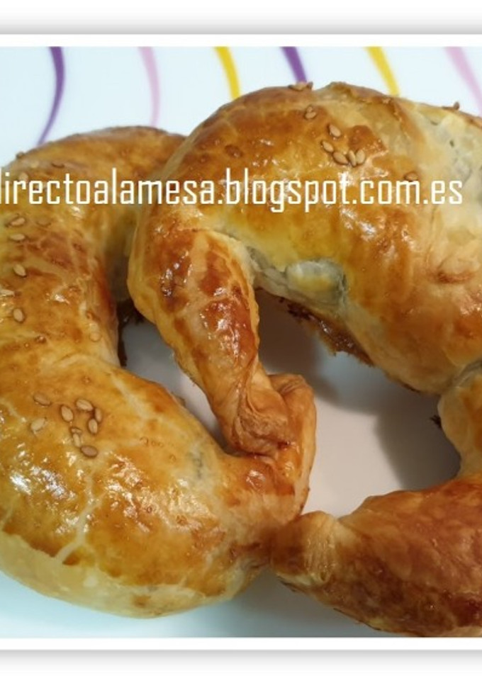 Una foto de Croissants de espinacas, queso de cabra y cebolla caramelizada