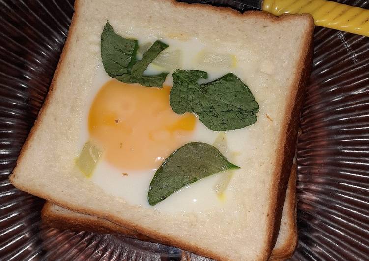 Sunny Side Up Toast (Roti Panggang Telur)