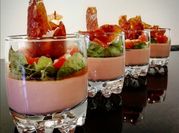 Una foto de postres con crema de leche