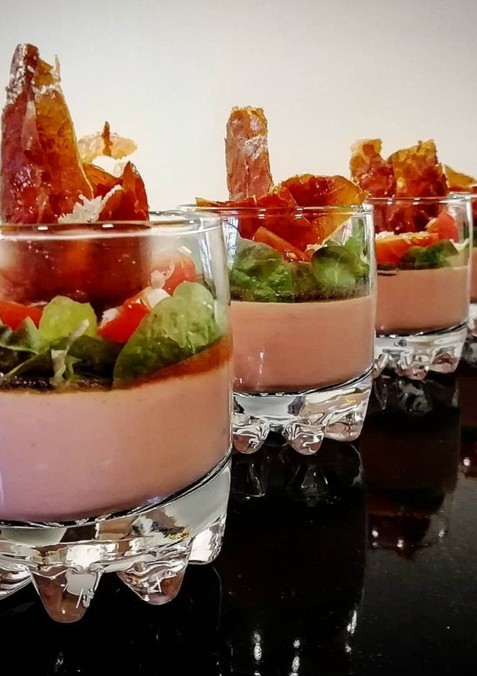 Una foto de Insalata di panna cotta haya barbabietola