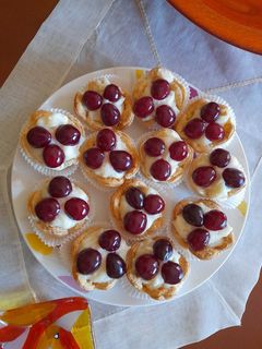 Foto di Cestini di sfoglia, con crema pasticcera e ciliegie 🍒