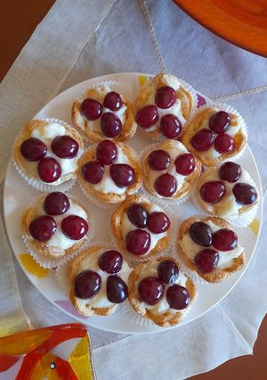 Foto di Cestini di sfoglia, con crema pasticcera e ciliegie 🍒