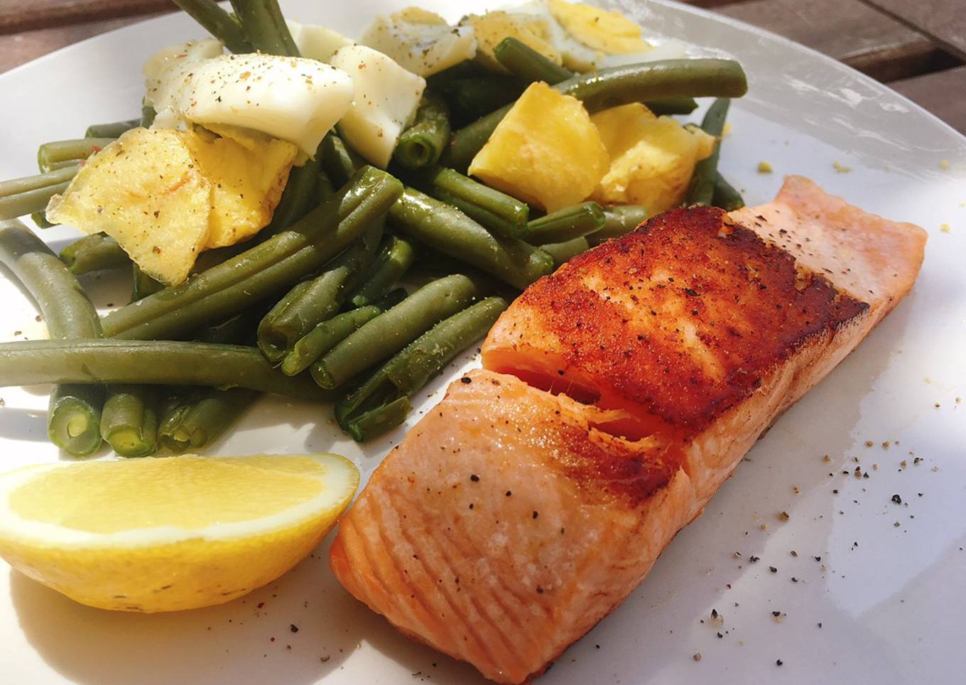 Salmón al limón con guarnición saludable