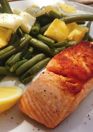 Foto principal de Salmón al limón con guarnición saludable
