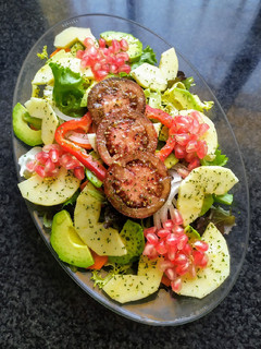 Una foto de Ensalada de brotes tiernos, aguacate y frutas