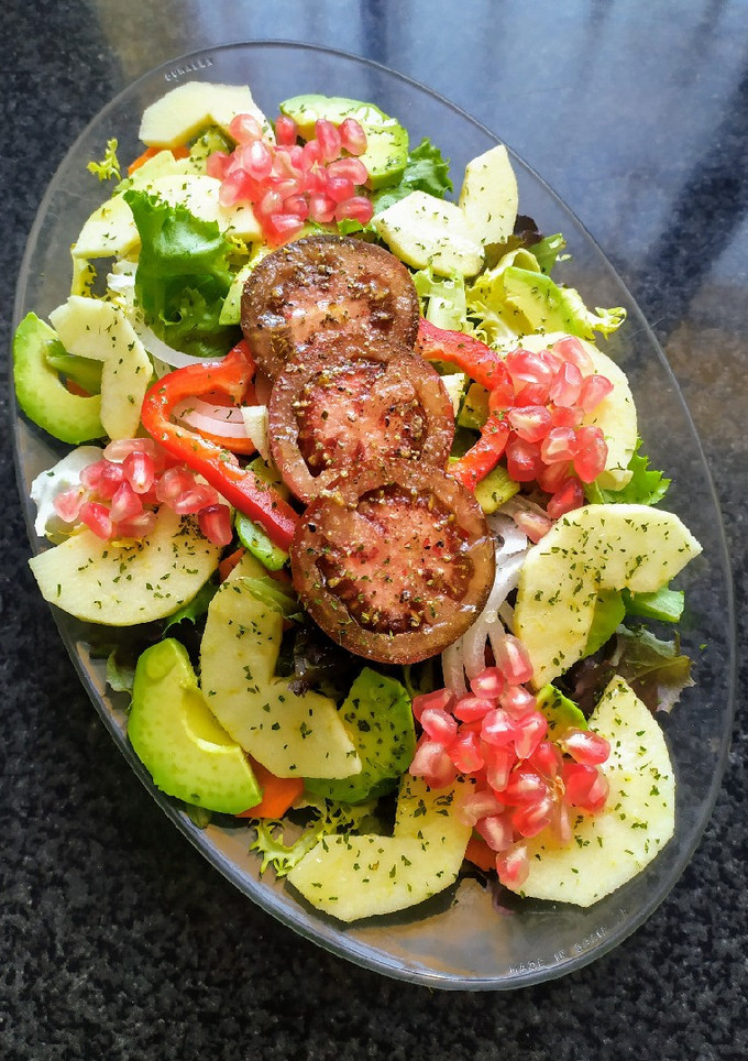 Una foto de Ensalada de brotes tiernos, aguacate y frutas