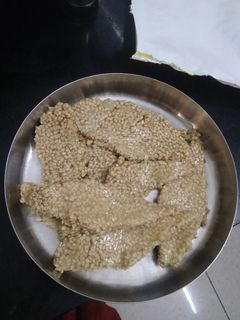 તલ ની ચીકી (Til Chiki Recipe In Gujarati) રેસીપી મુખ્ય ફોટો
