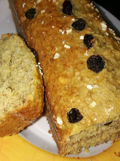 Una foto de Budín de avena, manzana + banana y jugo de naranja.. Bien fit