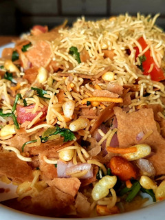 खाकरा चाट (Khakhra Chat Recipe In Marathi) रेसिपी चे मुख्य फोटो