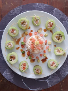 Una foto de Sushi con pepino