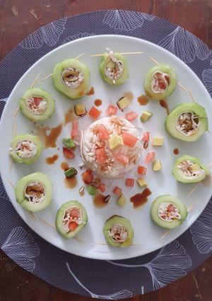 Una foto de Sushi con pepino