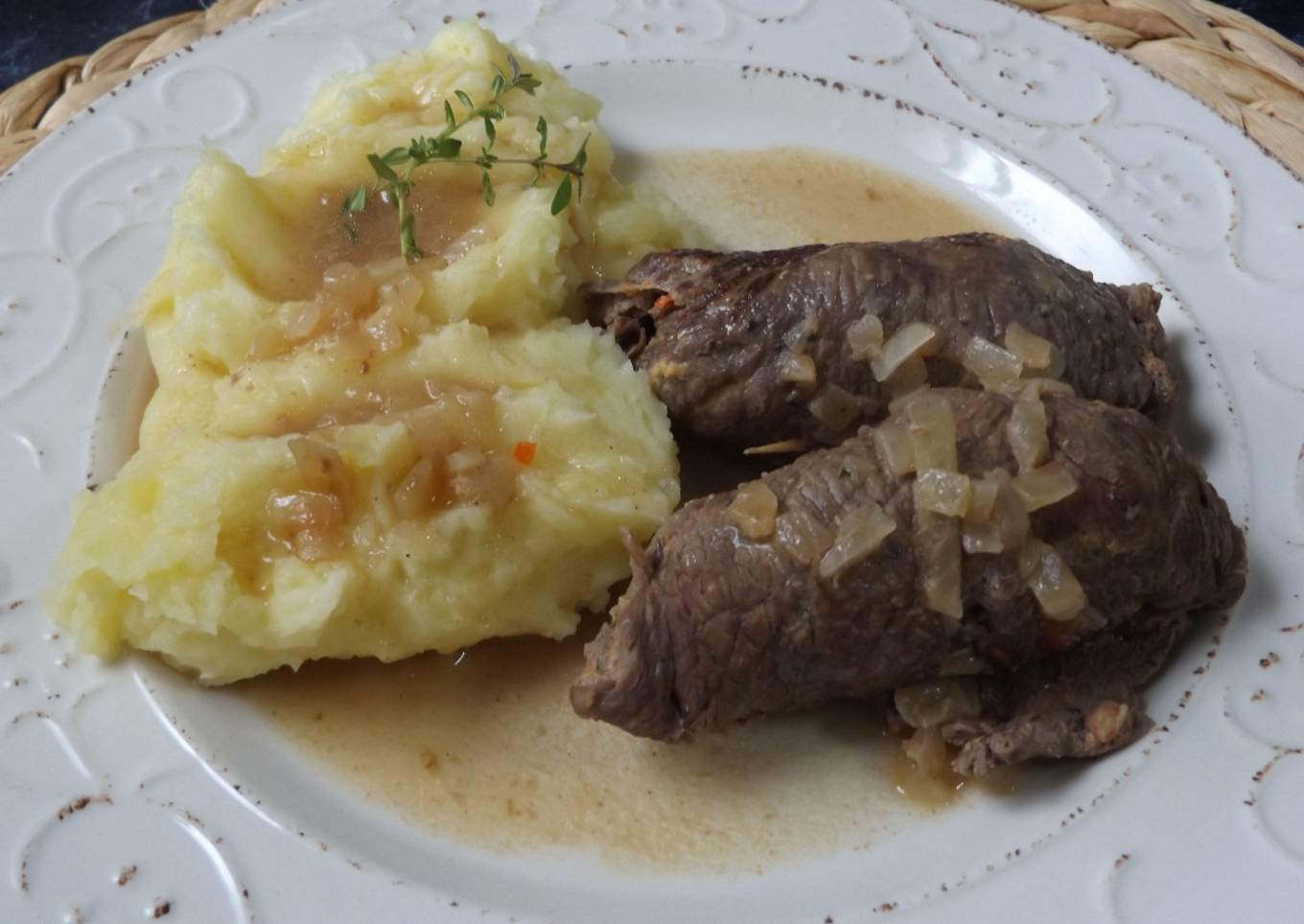 Rollos de carne rellenos con salsa de cebolla y vino