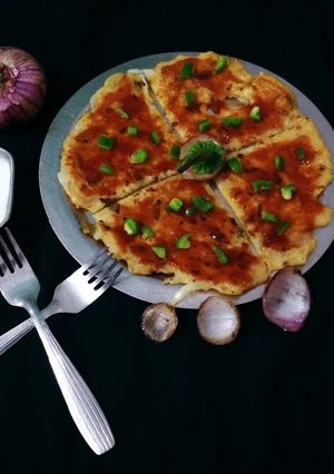 સેમોલીના વેજિટેબલ પિઝા(rava vej pizza recipe in Gujarati) રેસીપી મુખ્ય ફોટો