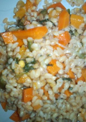 Una foto de Ensalada de trigo, zanahorias, choclo y espinaca