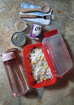 Une photo de Lunchbox équilibrée : Salade de riz au thon, vinaigrette maison et yaourt 🍱