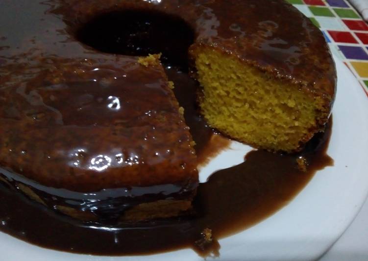 Bolo de cenoura com cobertura de chocolate