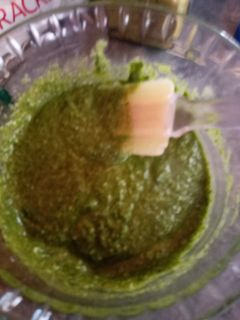 Una foto de Pesto de albahaca y perejil