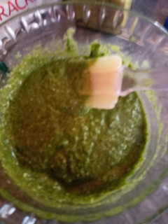 Una foto de Pesto de albahaca y perejil