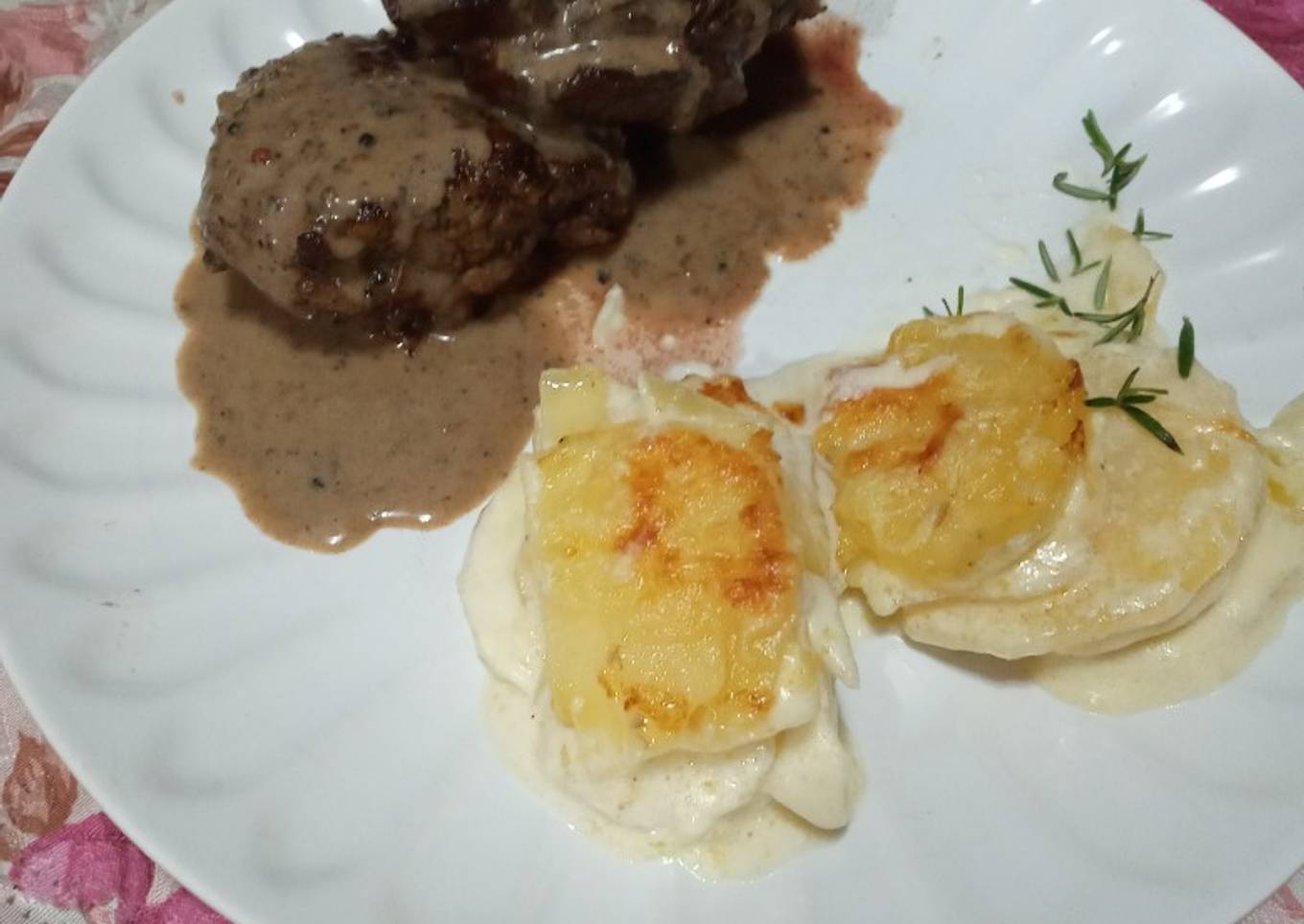 Lomo a las 3 pimientas con milhojas de papas