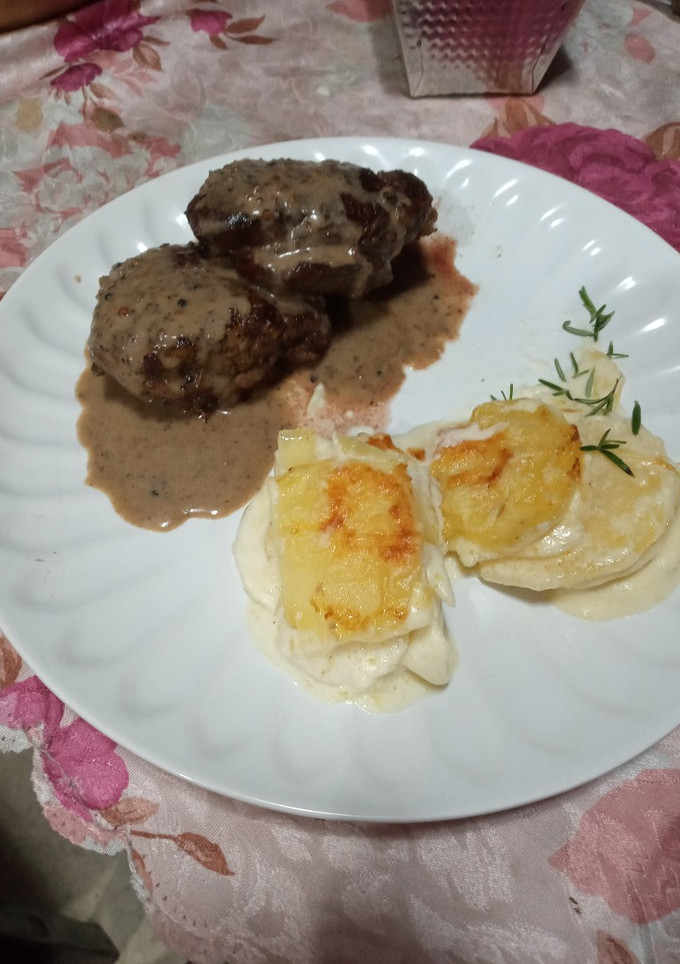 Una foto de Lomo a las 3 pimientas con milhojas de papas