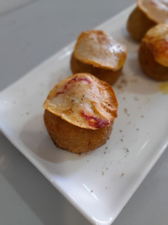 Una foto de Croquetas de peus de porc,bechamel de ceps y carpaccio gambas