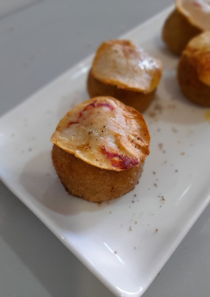 Una foto de Croquetas de peus de porc,bechamel de ceps y carpaccio gambas