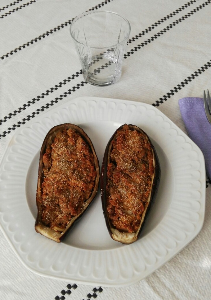 Una foto de Berenjenas rellenas con tofu ahumado