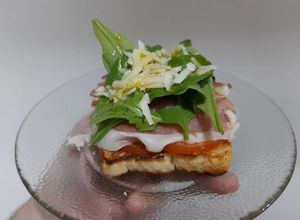 Una foto de Bruschetta de Jamón Crudo y Rúcula