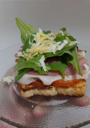 Una foto de Bruschetta de Jamón Crudo y Rúcula