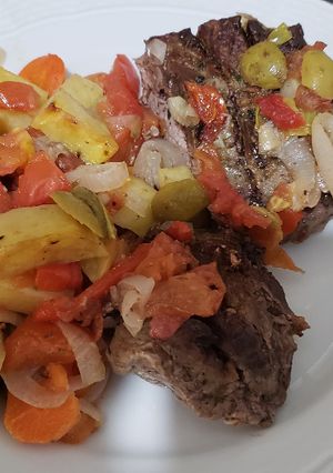 Una foto de Colita de Cuadril con Vegetales en composé