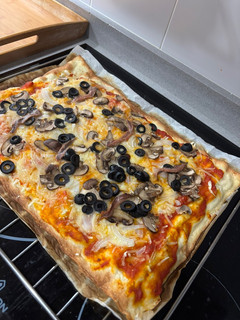 Una foto de Pizza con queso vegano