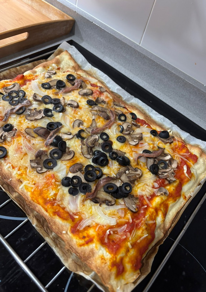Una foto de Pizza con queso vegano