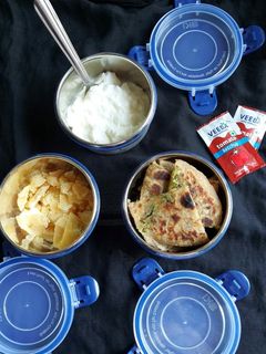 ચીઝ ઠેચા પરાઠા (Cheese Thecha Paratha Recipe In Gujarati) રેસીપી મુખ્ય ફોટો