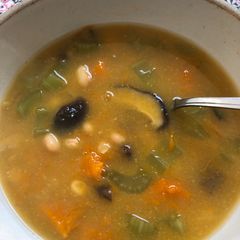 A picture of White bean and vegetable soup - vegan.