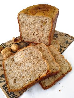 Una foto de Pan de molde con queso crema y nueces 🍞