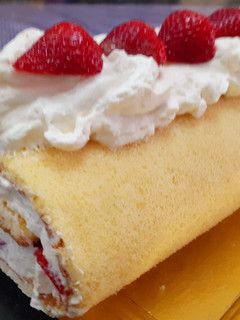 Una foto de Pionono de frutillas con crema