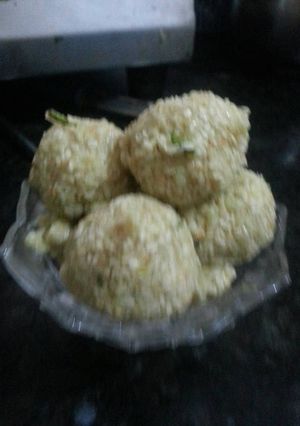 A picture of Til mawa ladoo.