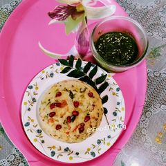 A picture of Rava/ Semolina Upma with Winter Veggie and Chutney.
