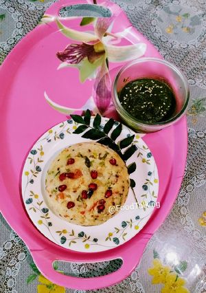 A picture of Rava/ Semolina Upma with Winter Veggie and Chutney.