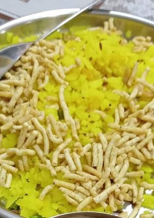 पोहा (poha recipe in Hindi) रेसिपी मुख्य फोटो