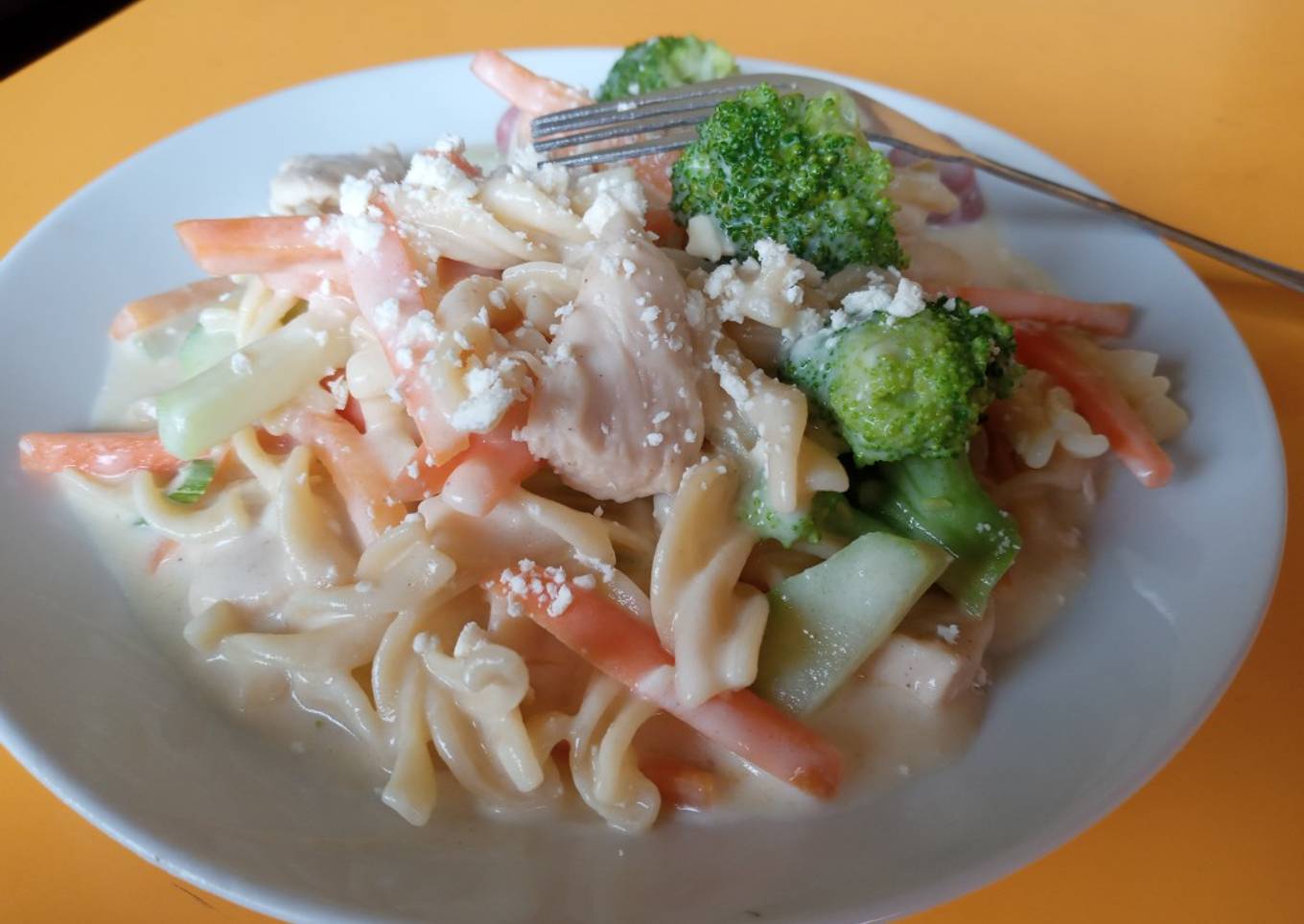 Fusilli en salsa bechamel