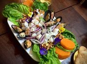 Una foto de mejillones con lima