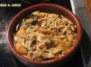 Una foto de espaguetis con gambas pimenton