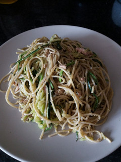 Una foto de Spaghetti pasta y calabacín al pesto con atún