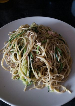 Foto principal de Spaghetti pasta y calabacín al pesto con atún