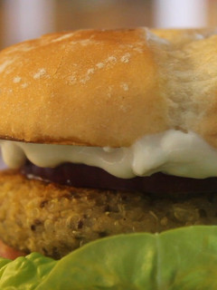 Una foto de Hamburguesa de quinoa y Chía Gourmet 👉 Recetas Hamburguesas Veganas