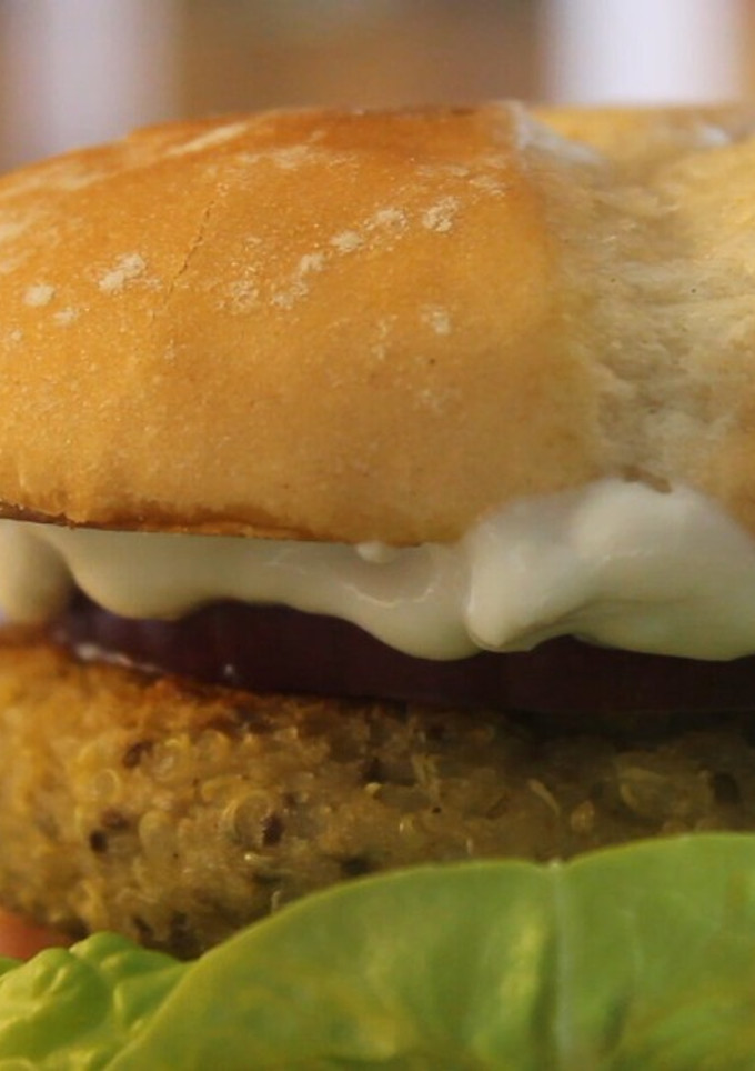 Una foto de Hamburguesa de quinoa y Chía Gourmet 👉 Recetas Hamburguesas Veganas