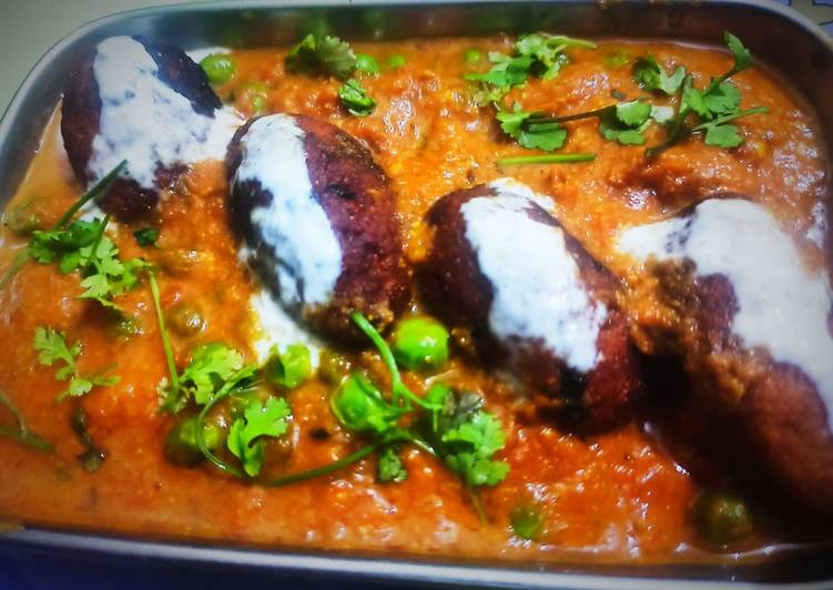 Potato &amp; paneer kofta in peas gravy