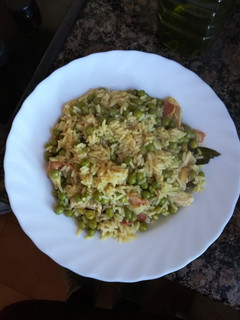 Una foto de Arroz al curry con guisantes