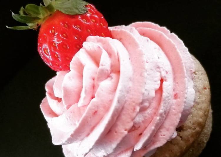 Cupcake alla vaniglia con frosting alla fragola